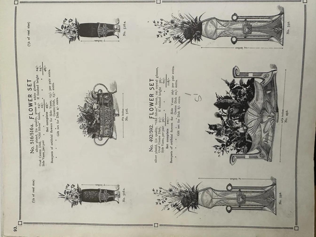 Zwei antike Blumenvasen im Jugendstil mit Blumen