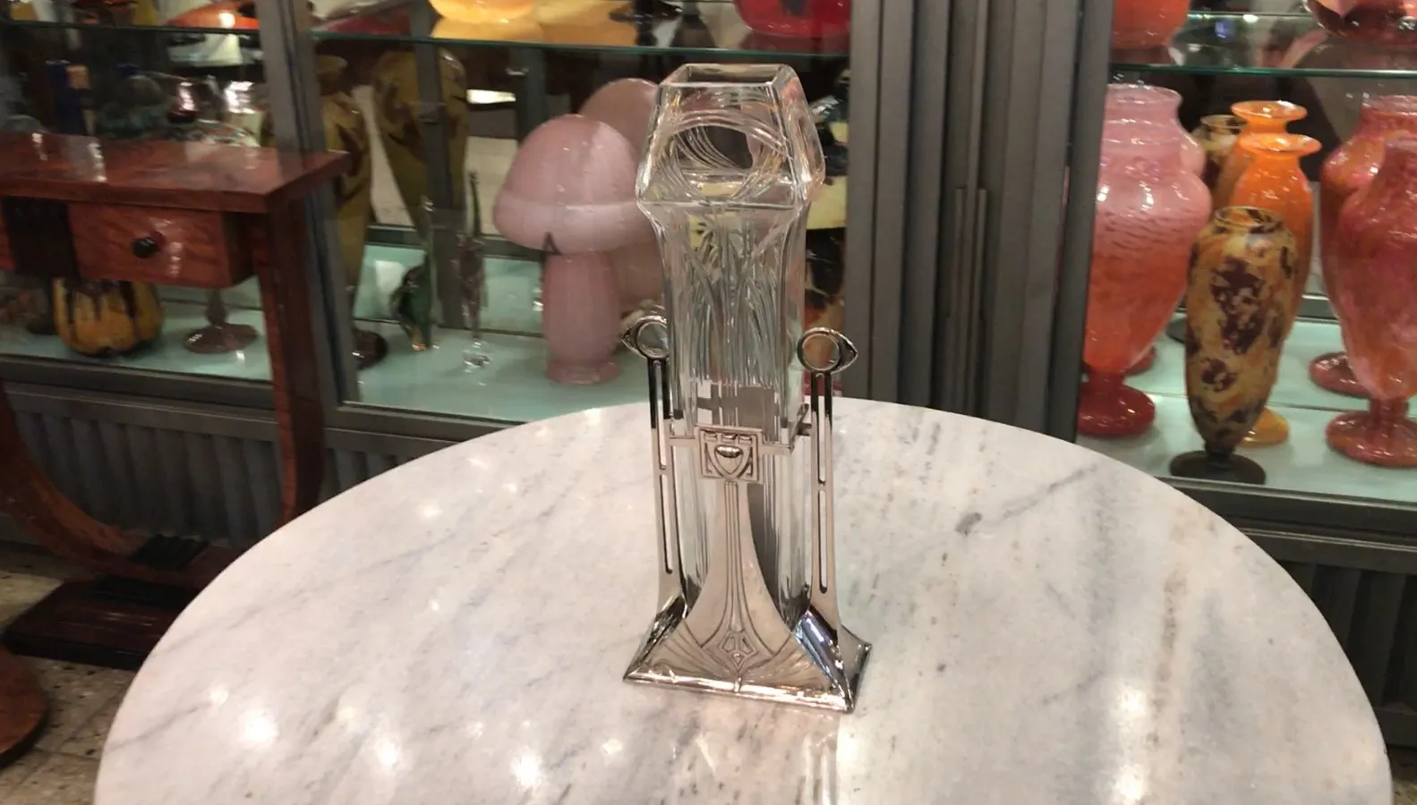 2 vasi antichi con design elegante e dettagli art nouveau in un ambiente ambrato.