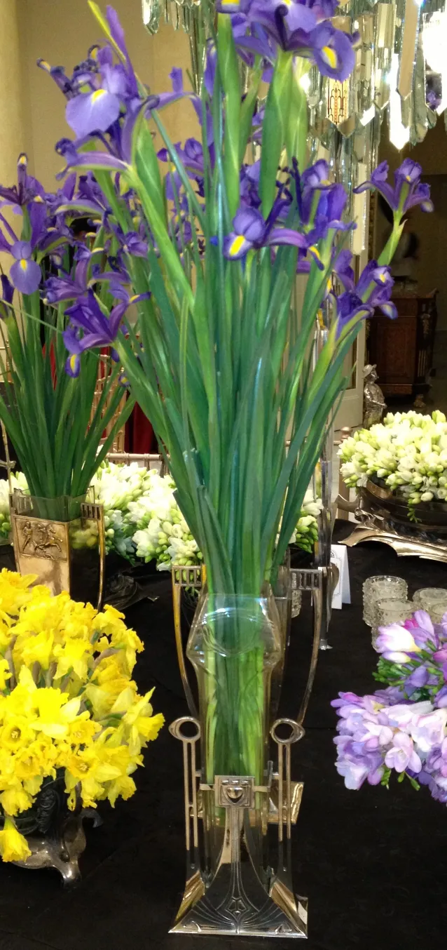 2 vasi antichi in un ambiente decorativo con fiori