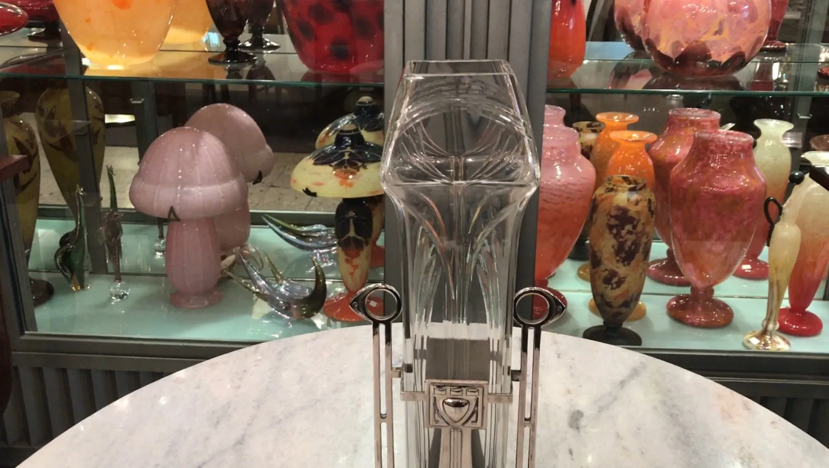 Due vasi antichi in un ambiente decorativo con vari artefatti.