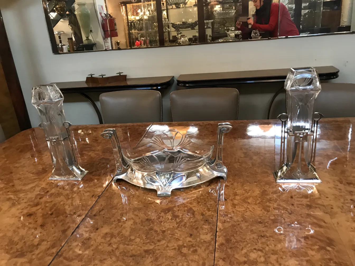 Deux vases anciens de style Art Nouveau avec des détails décoratifs raffinés