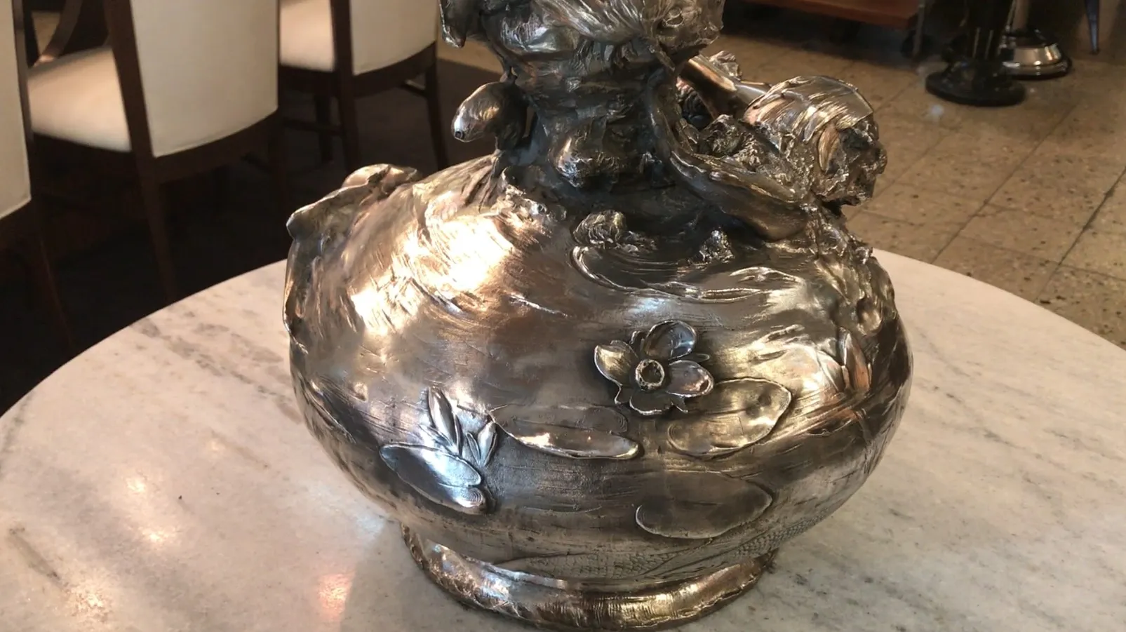 Due vasi antichi con design floreale art nouveau