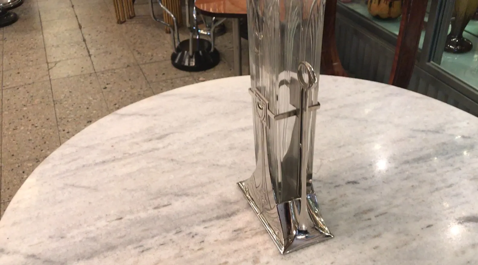 dos floreros antiguos con diseño Art Nouveau, sobre una mesa de mármol