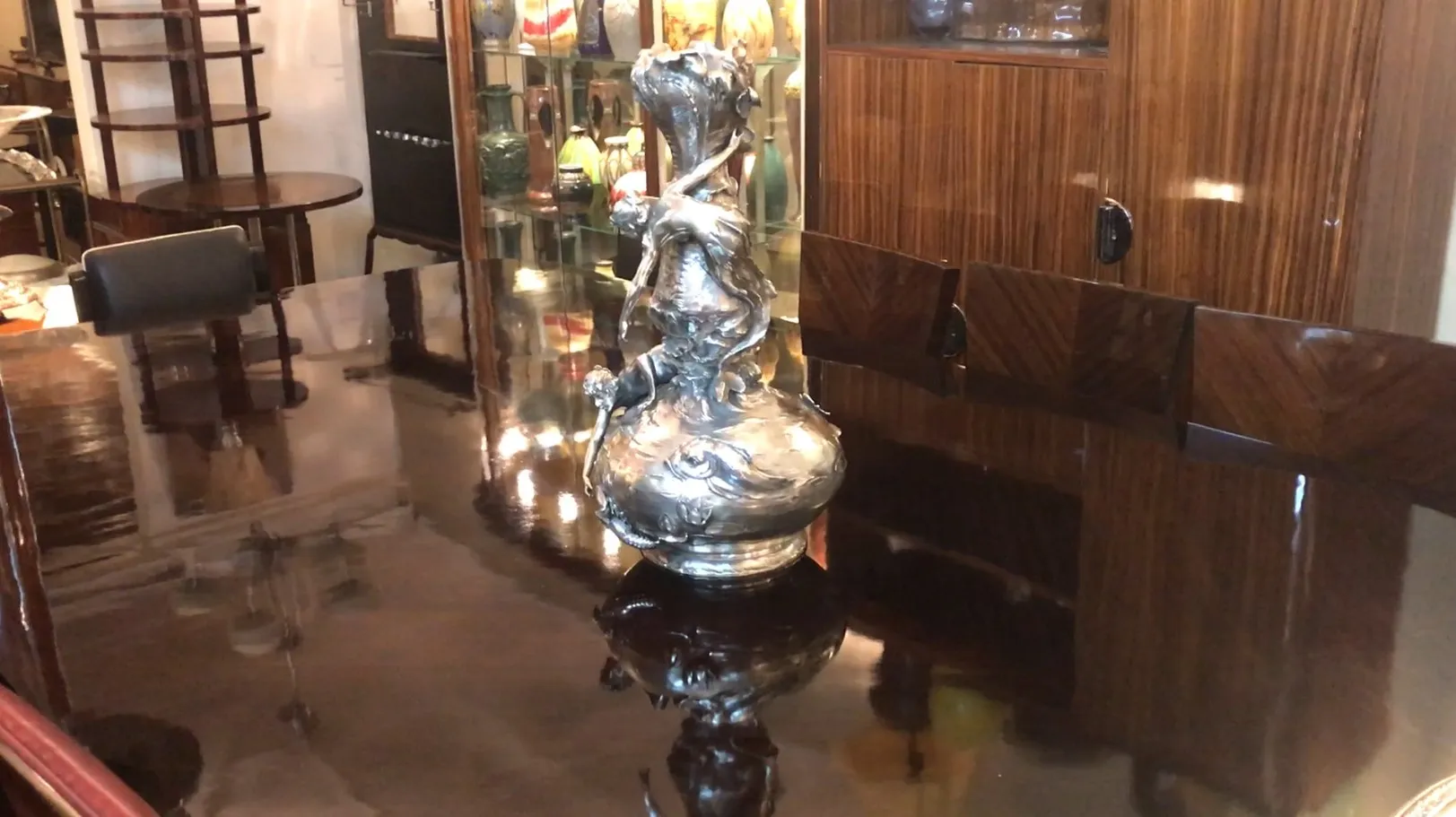 Vasos antigos art nouveau com decoracao artistica em uma mesa