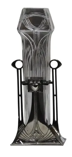 Dois vasos antigos com um design em metal art nouveau, contexto decorativo suave.