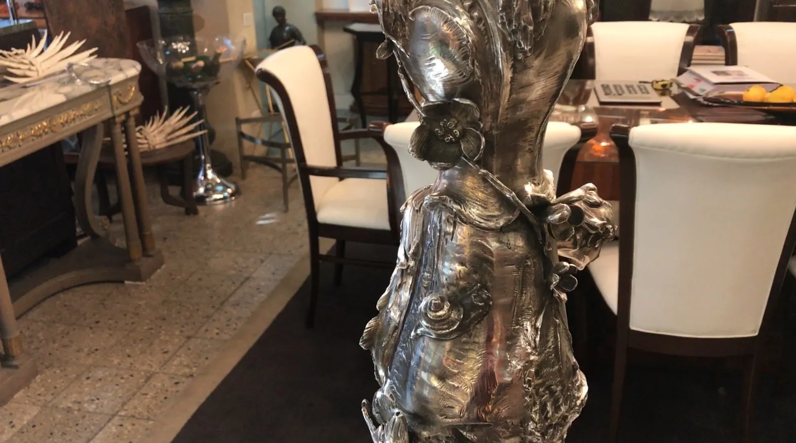 Vases décoratifs anciens avec des détails en relief dans un cadre élégant.