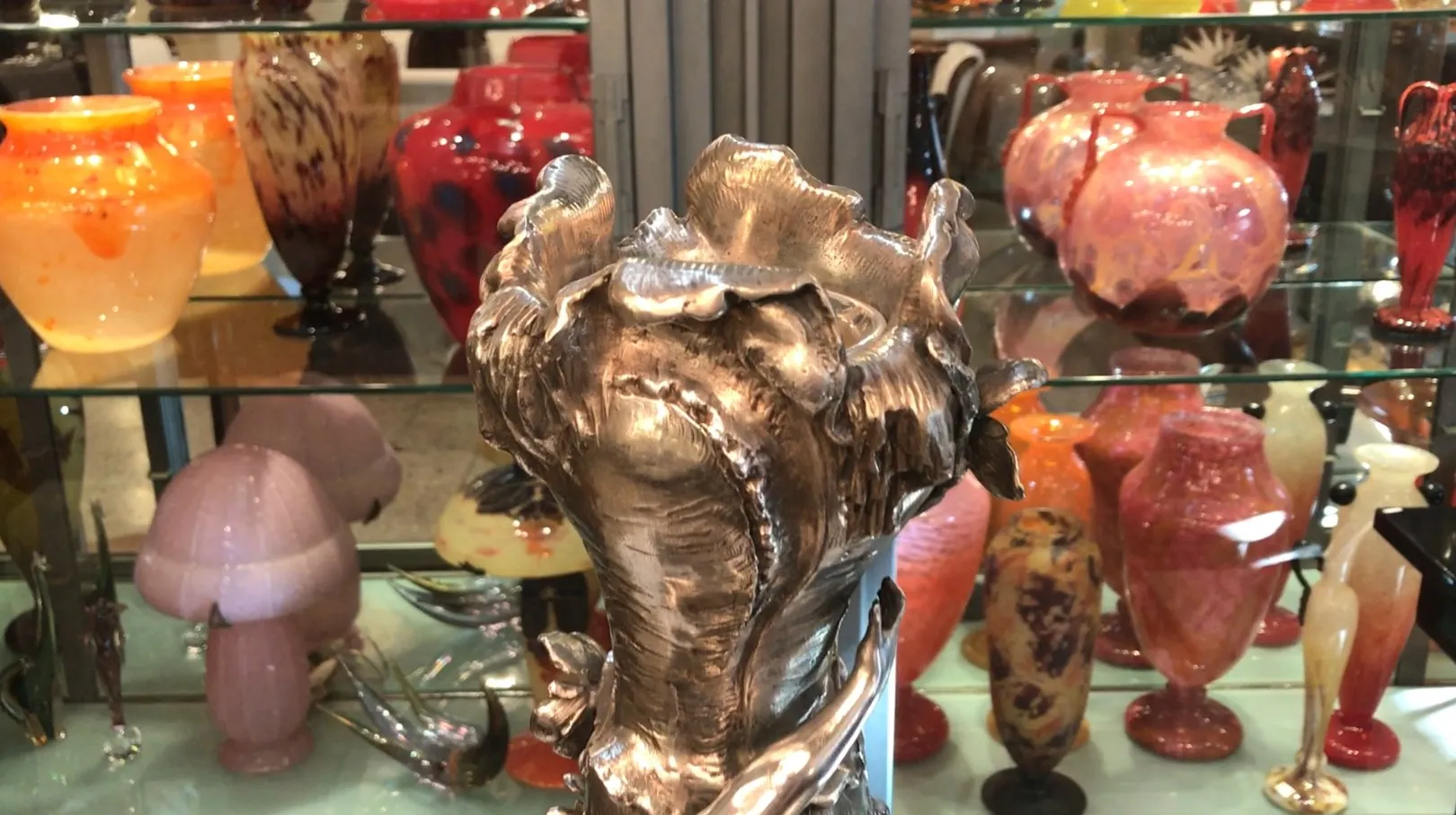 꽃무늬 세부 장식이 있는 2개의 고대 꽃병, 빈티지 배경 속에 놓여 있습니다