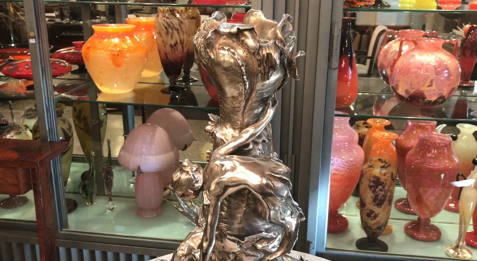 两个古董花瓶，装饰优雅，艺术新风风格，展现在古玩环境中。