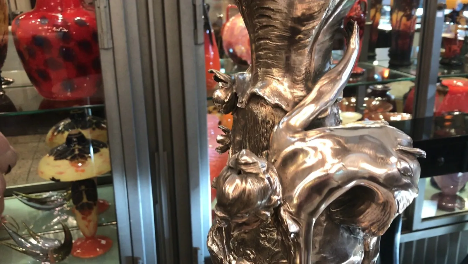 vasos decorativos antigos com detalhes em art nouveau