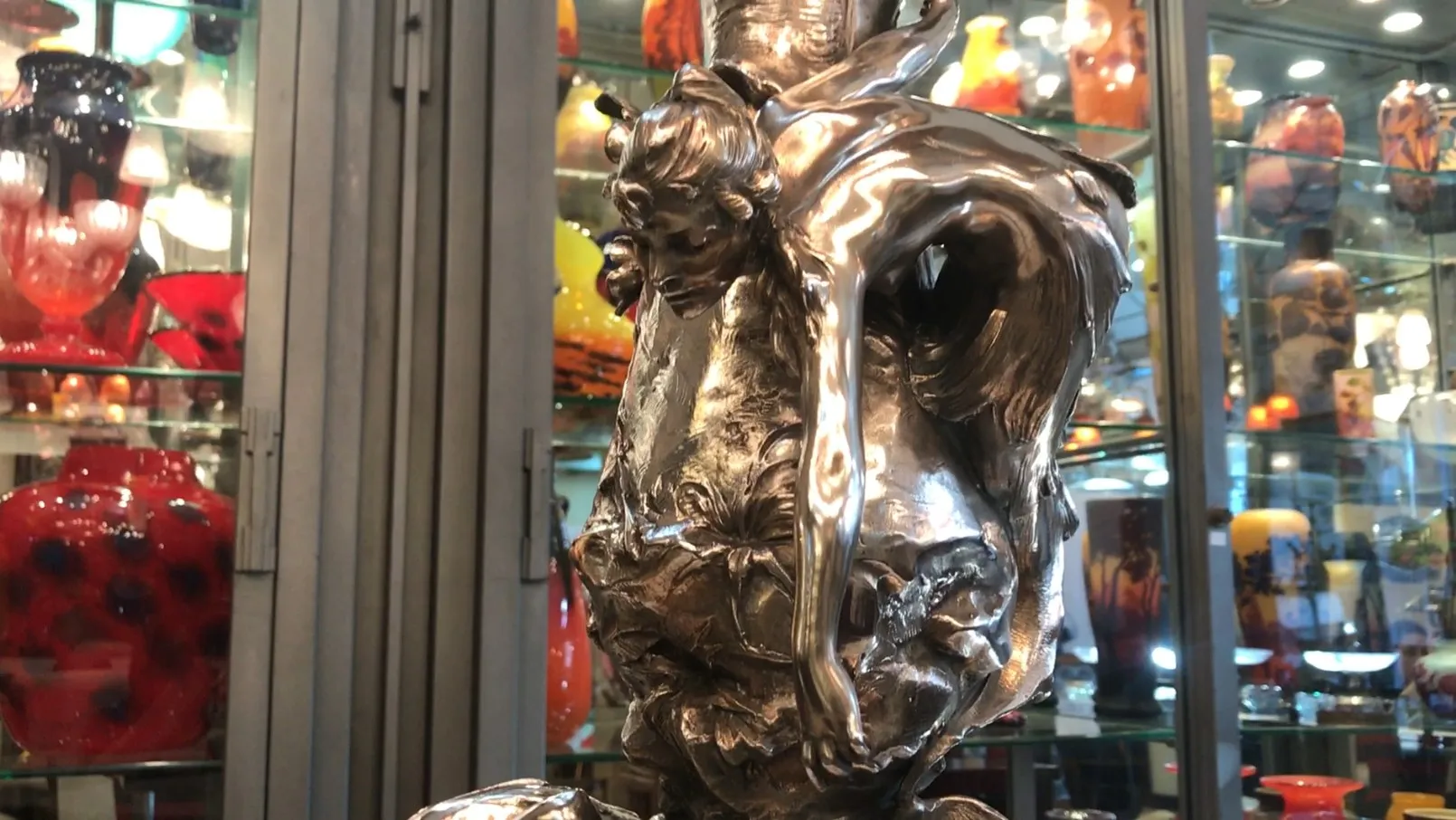 due vasi antichi con dettagli decorativi