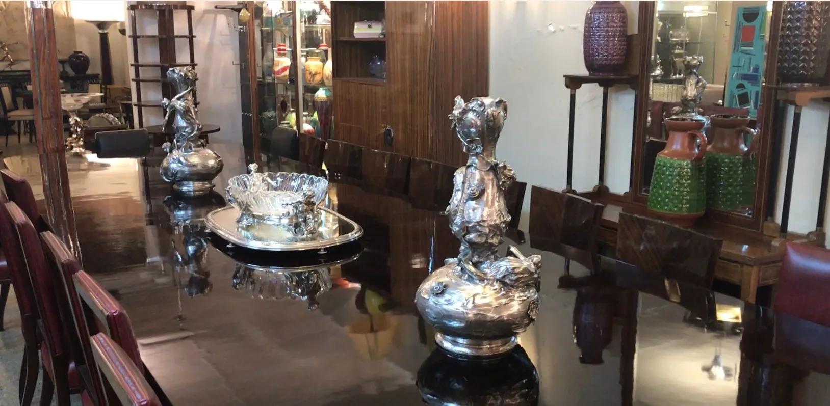 Deux vases anciens décoratifs sur une table brillante