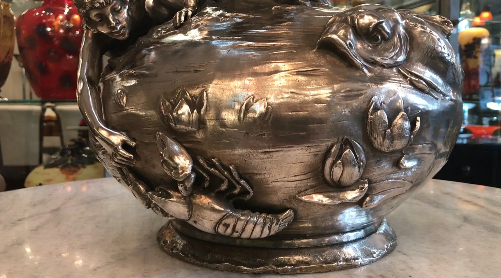 deux vases anciens avec un design aquatique et des détails floraux