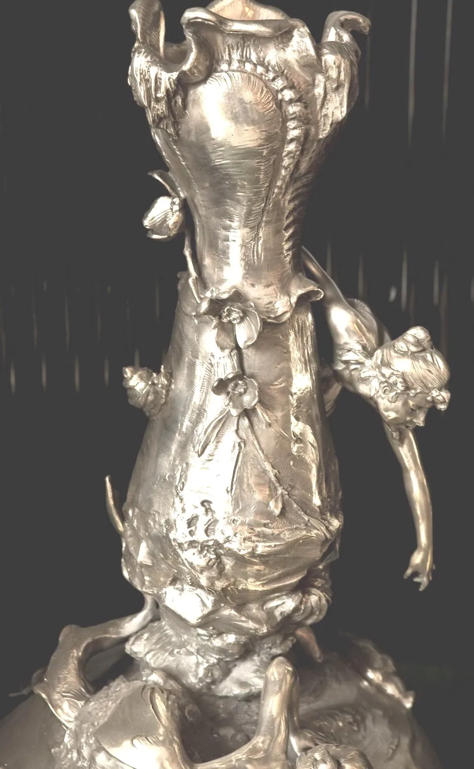 deux vases anciens avec décorations florales