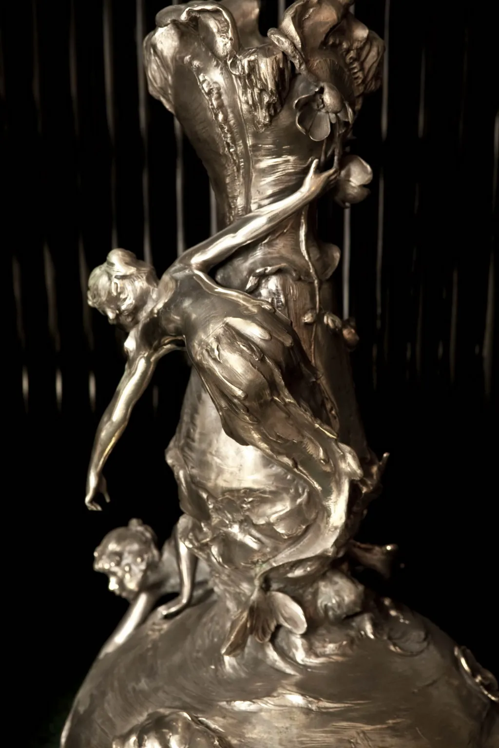 две антикварные вазы с фигурками и деталями art nouveau