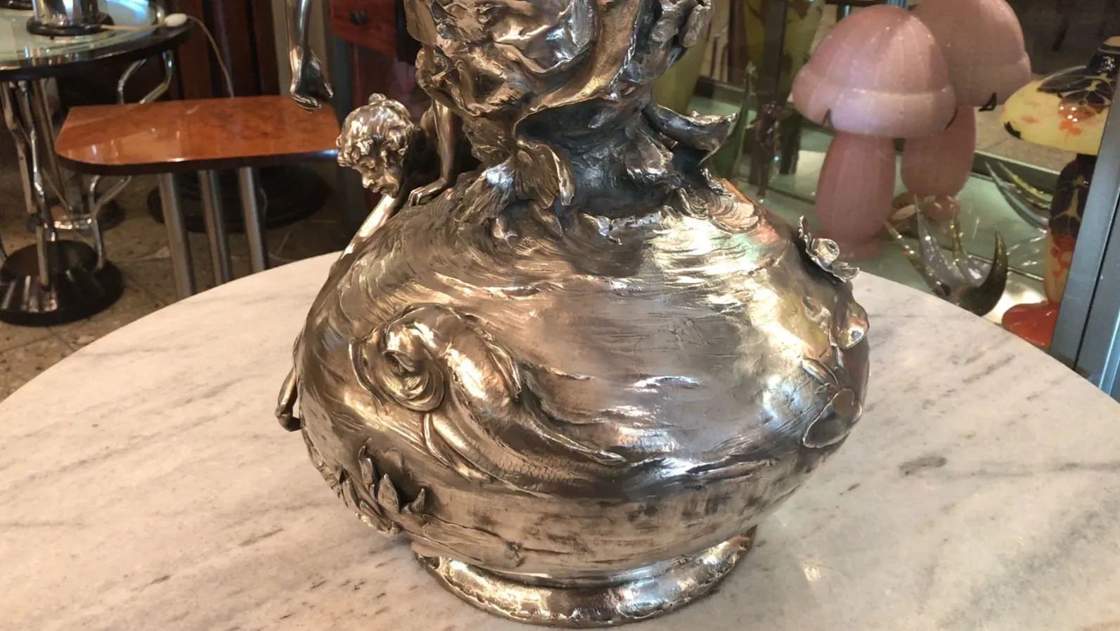 Dois vasos antigos em mesa de mármore com detalhes ornamentais