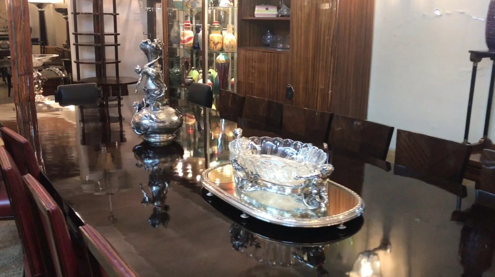 दो फूलदान पुरातनता art nouveau एक टेबल पर