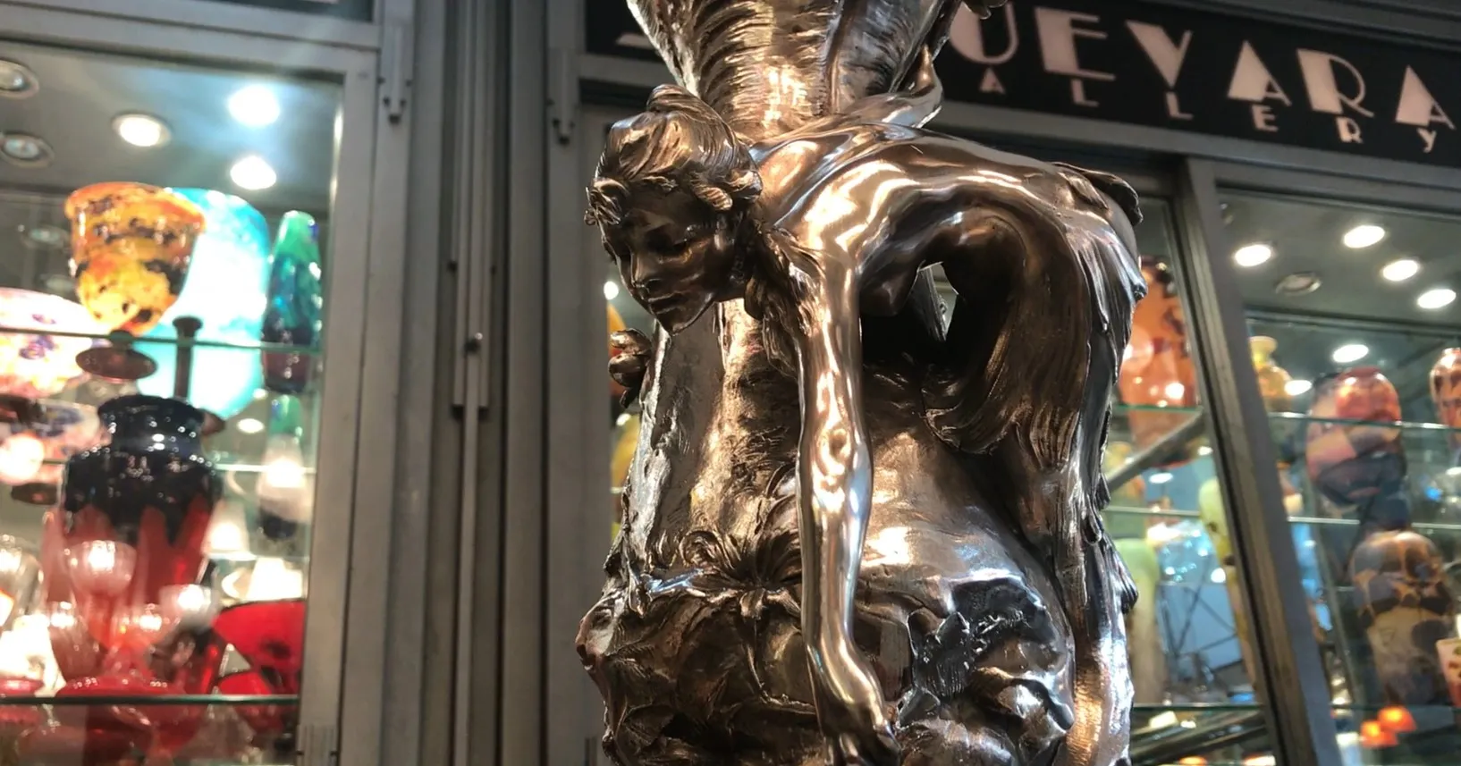 Deux vases antiques avec des détails de design artistique complexes.