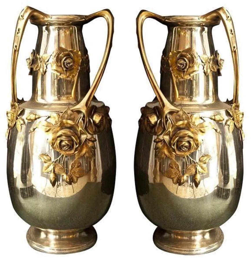 ensemble de deux vases anciens avec décor floral