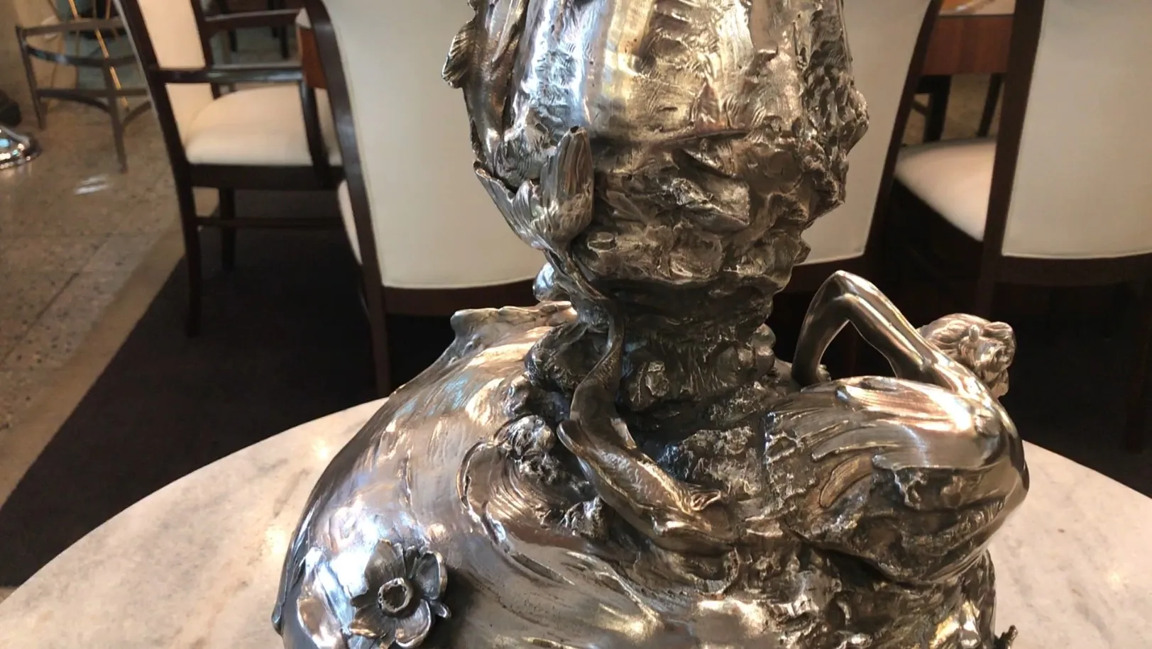 zwei antike dekorative Vasen mit Art Nouveau Details, eleganter Rahmen, moderner Stuhl Hintergrund