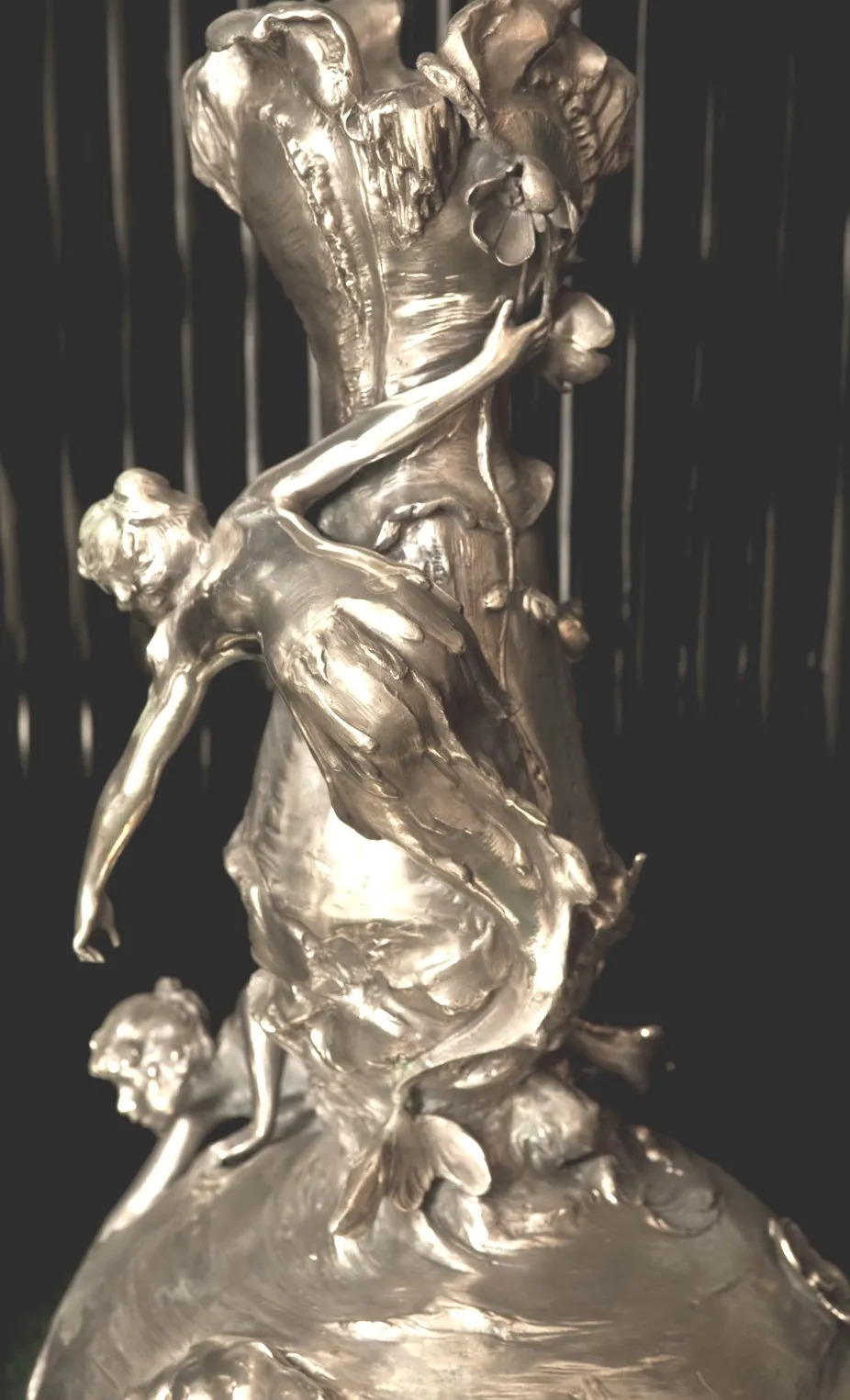 zwei antike blumenvasen mit detaillierten figuren