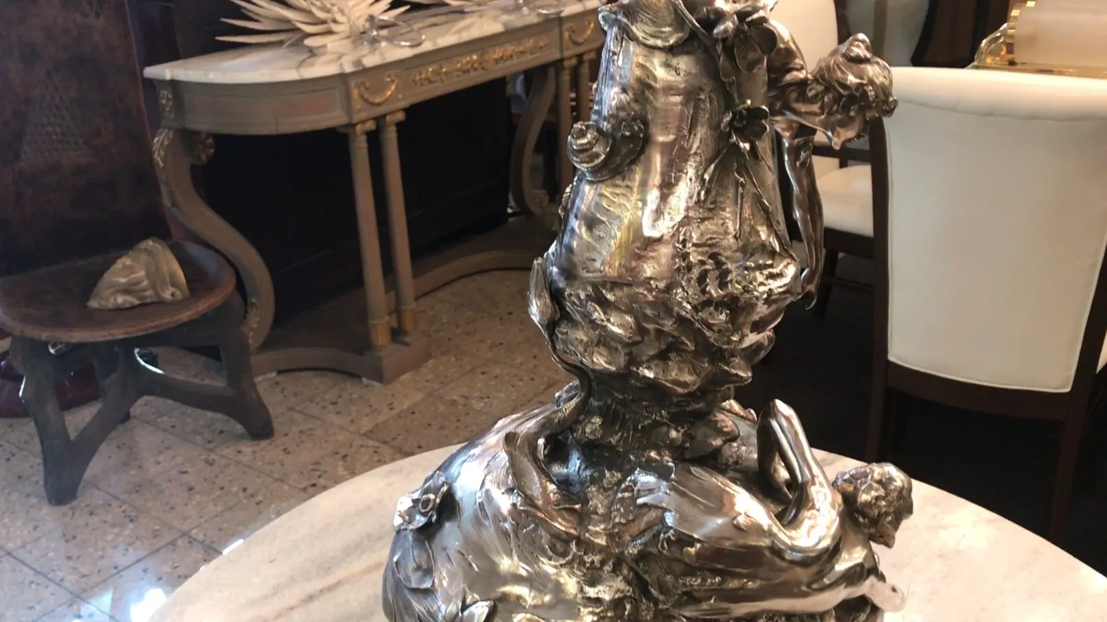 Dois vasos antigos com detalhes decorativos únicos, em um ambiente clássico.