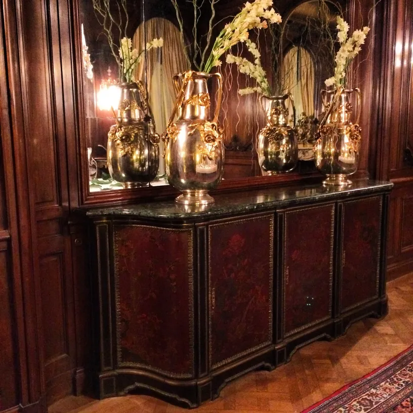 Zwei antike Vasen mit Blumen in einem klassischen Umfeld.