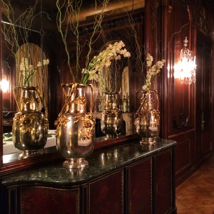 Dois vasos antigos art nouveau com flores decorativas, estilo elegante