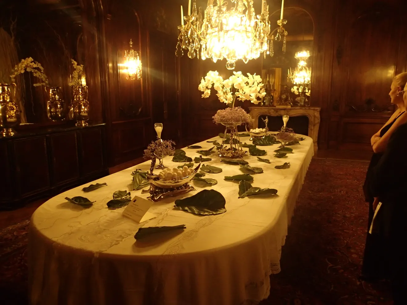 due vasi antichi su un tavolo splendidamente decorato