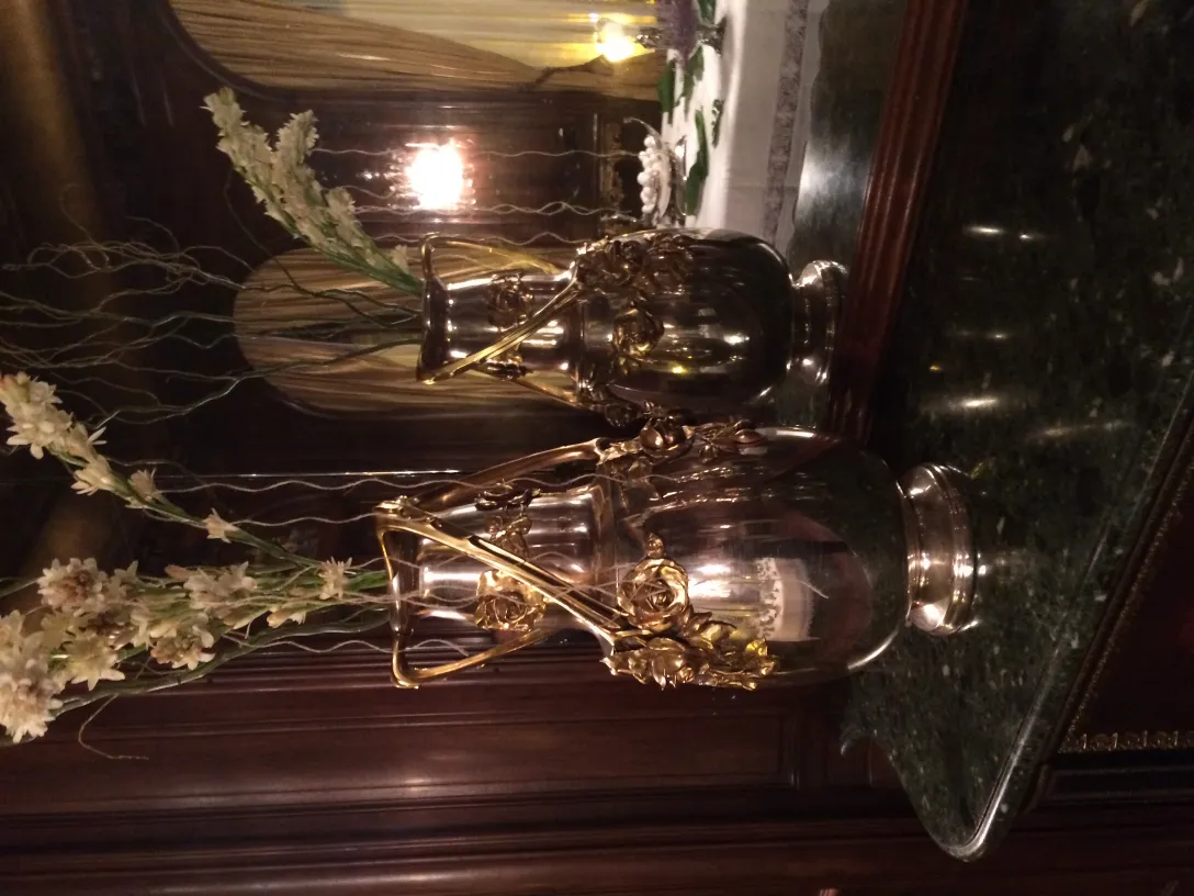 Zwei antike Blumenvasen mit Art Nouveau Design und dekorativen Blumen.