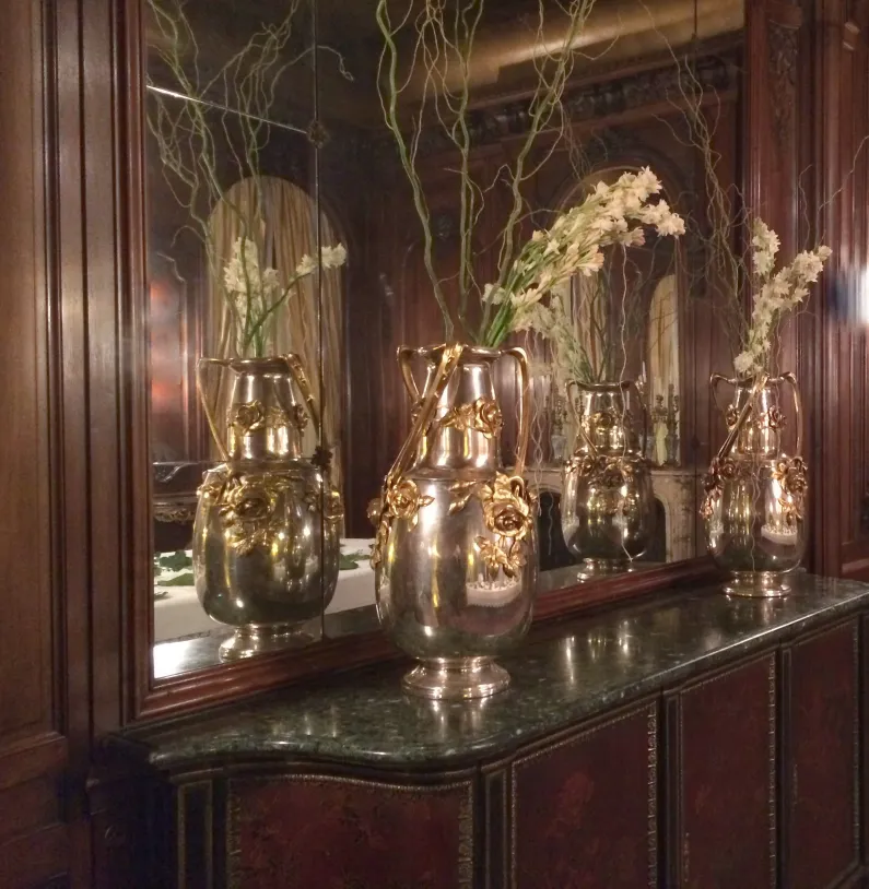 Deux vases anciens avec des détails Art Nouveau et des fleurs.