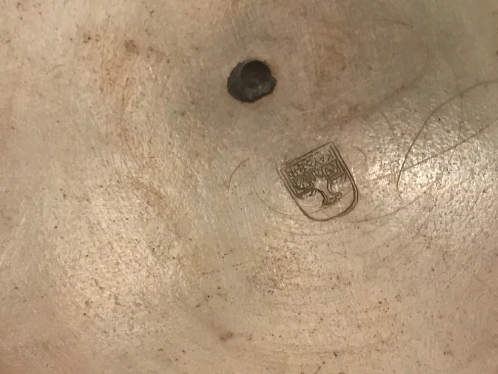 アールヌーボースタイルの古代花瓶2個の詳細、装飾的な設定での浮彫と特徴的なデザイン。