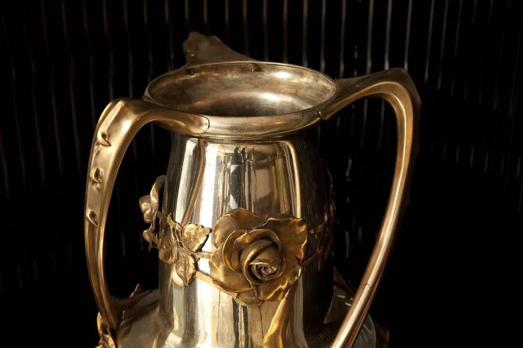 Dos floreros antiguos de diseño artístico con un acabado elegante.