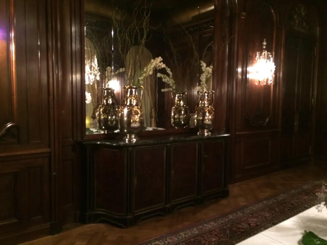 Deux vases anciens art nouveau dans un cadre élégant