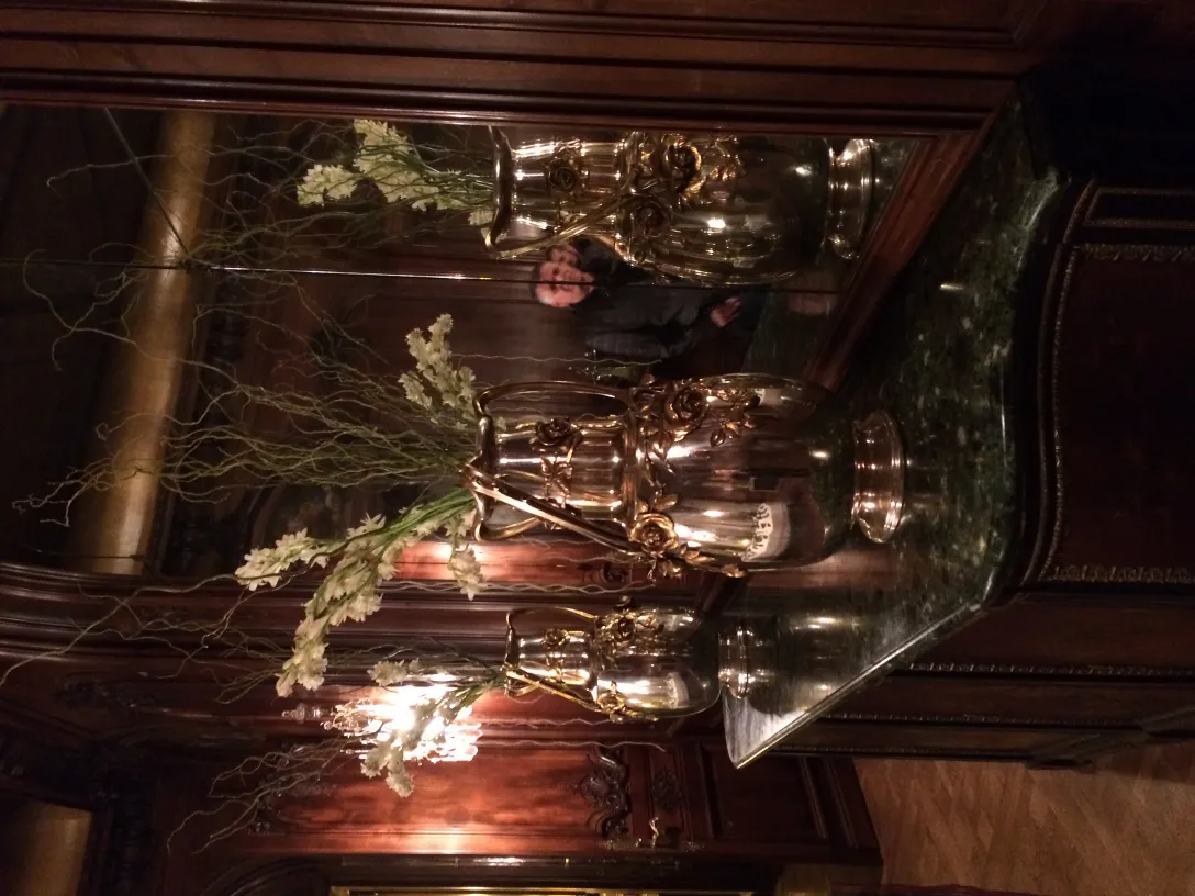 2 vases anciens avec des fleurs dans un cadre élégant.