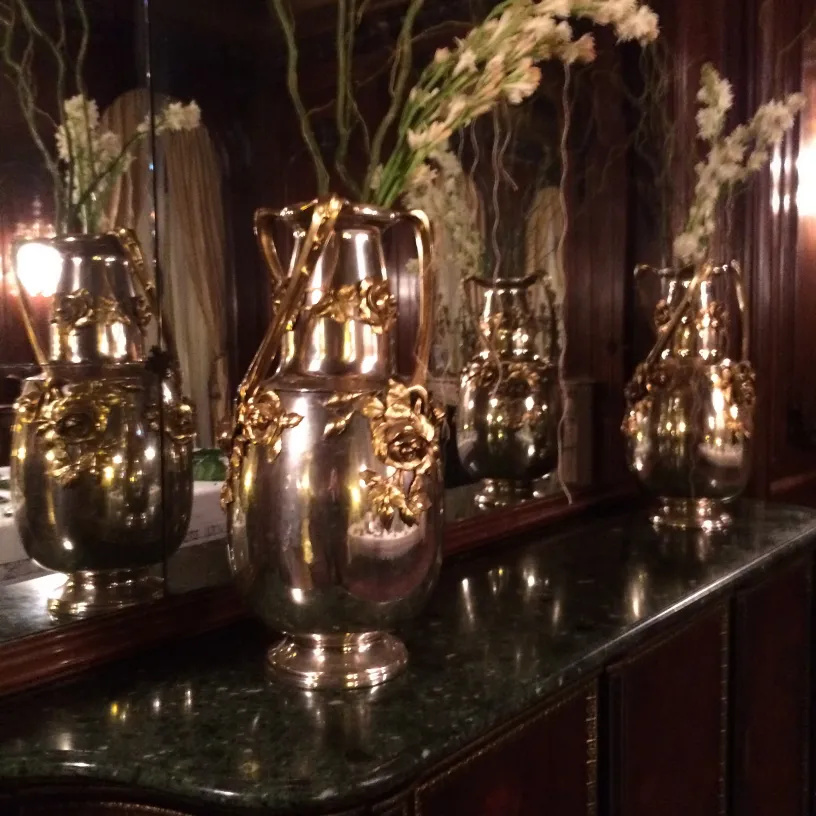 Dois vasos antigos com decorações art nouveau e flores