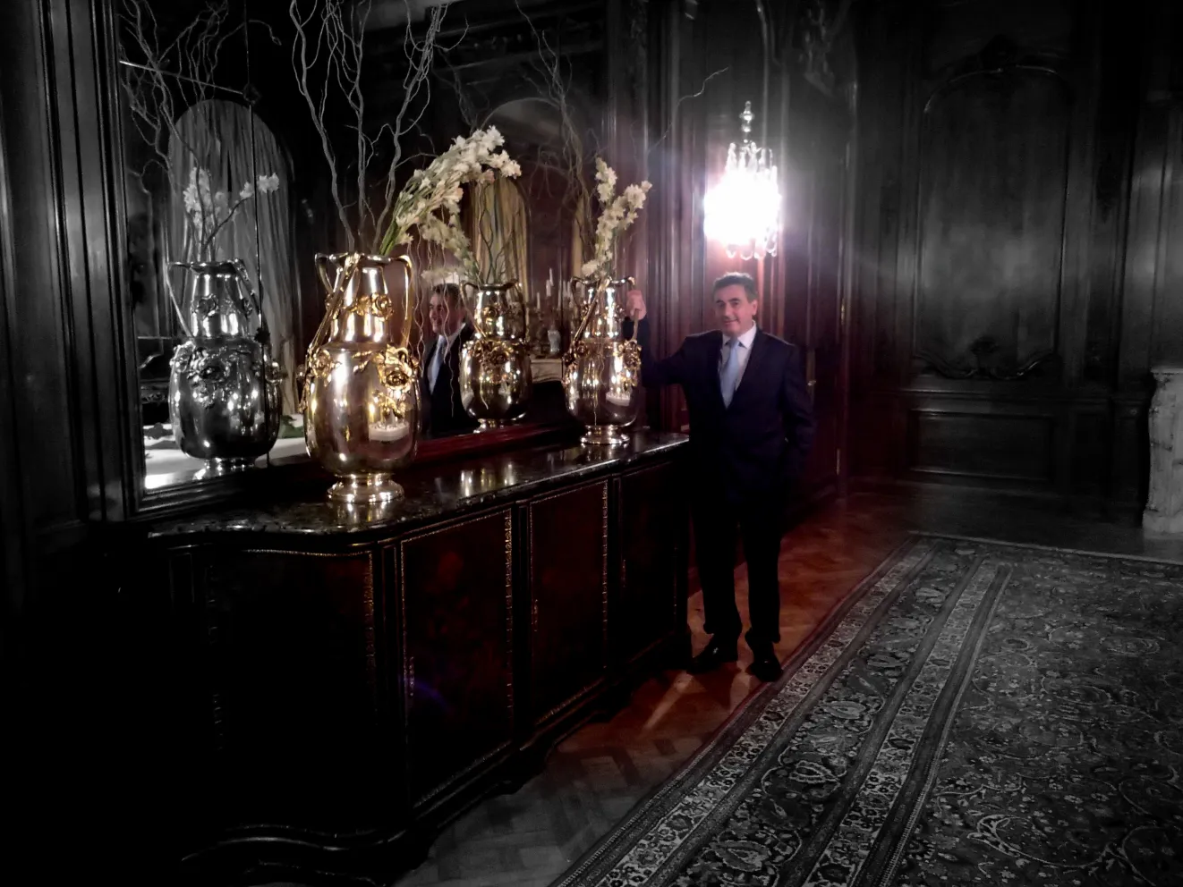 장식용 꽃이 있는 고전적인 아르 누보 꽃병 2개