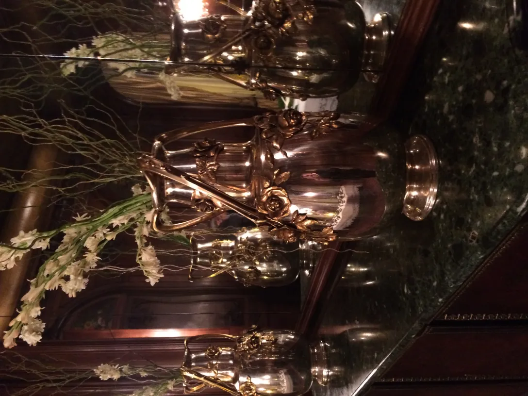 Conjunto de 2 vasos antigos com design floral Art Nouveau. Decoração elegante e sofisticada.