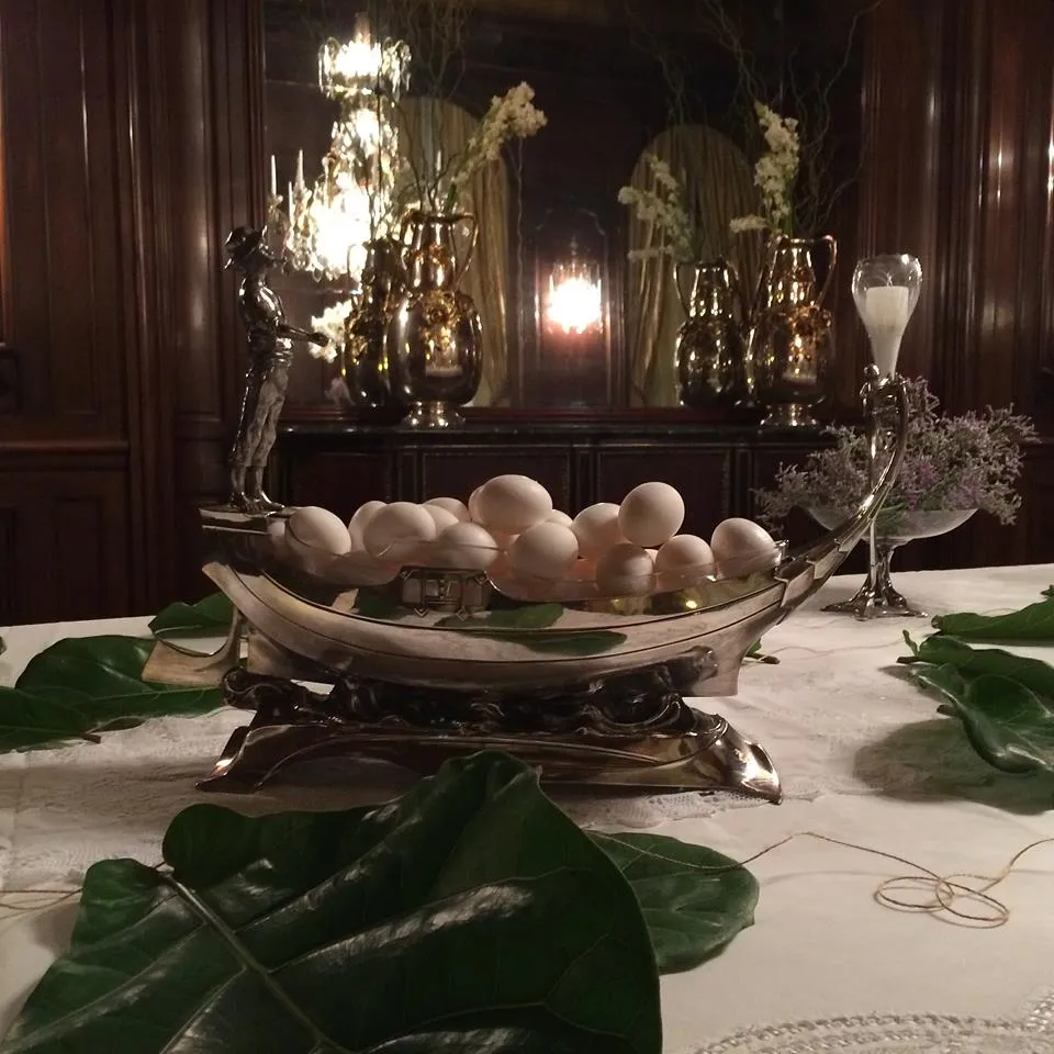 Deux vases anciens avec un design élégant, sur une table décorée