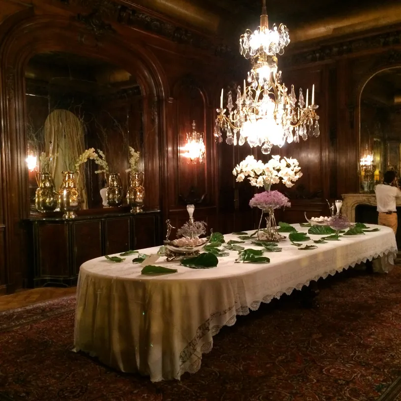 Zwei antike Vasen im Art Nouveau Stil in einer eleganten Umgebung.