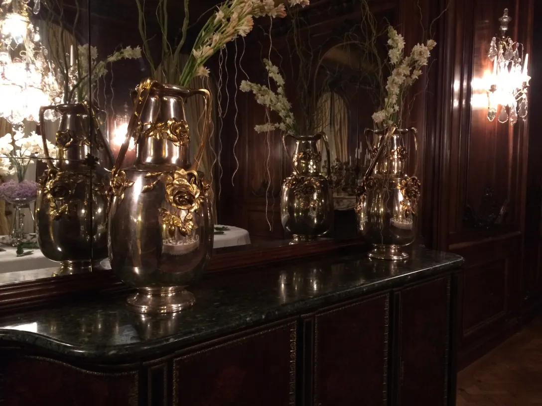 dois vaso antigo art nouveau com flores dentro, em uma mesa elegante