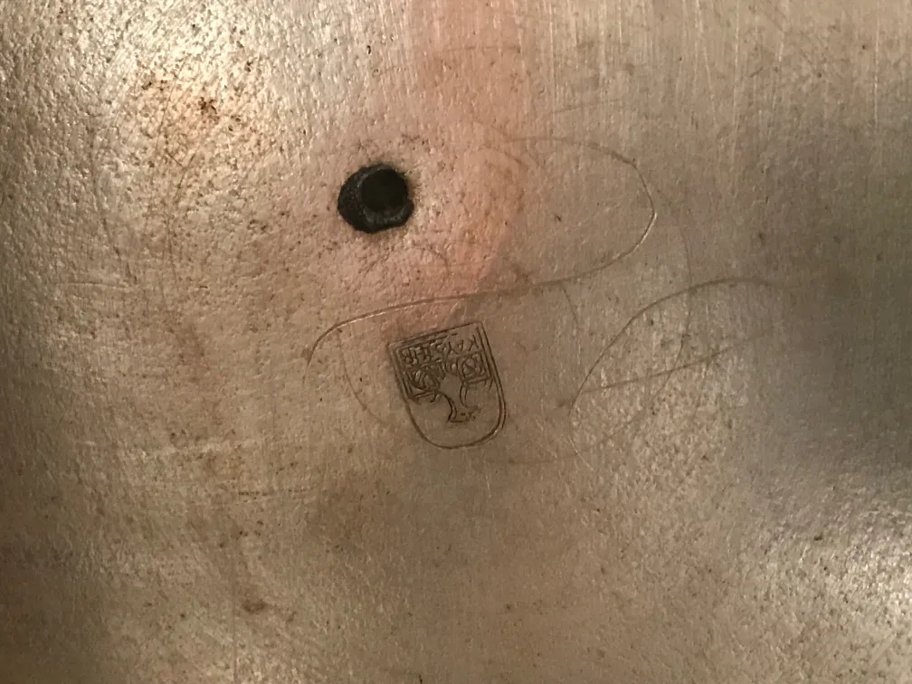 две антикварные вазы арт-нуво с декоративными деталями