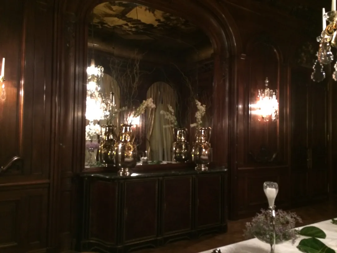 Vasi decorativi antichi in un ambiente elegante con candelabri