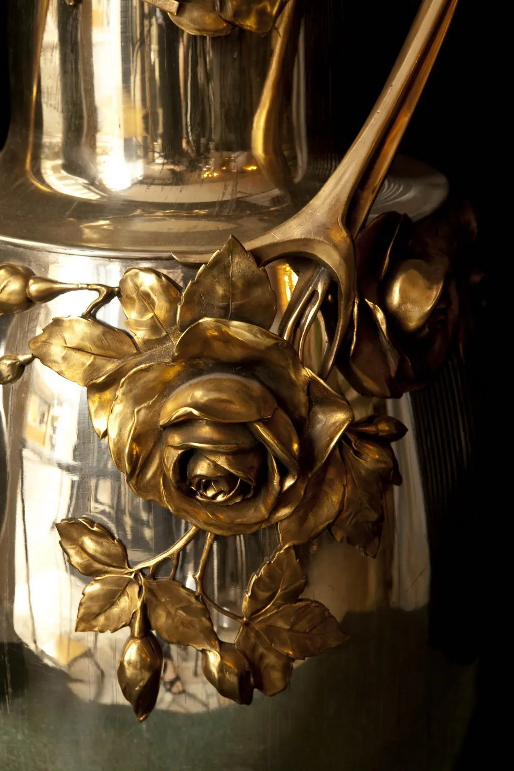 Due vasi antichi decorati con rose in rilievo, art nouveau in un ambiente accogliente.