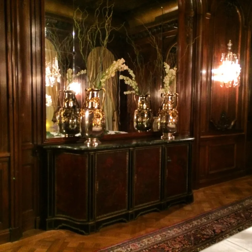 Deux vases anciens dans un cadre élégant avec des fleurs.