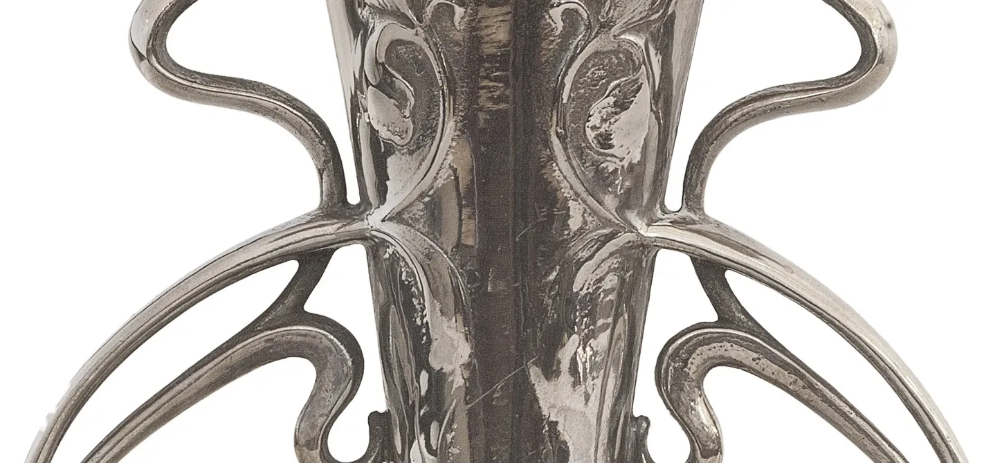 dois vasos antigos Art Nouveau com design decorativo elegante