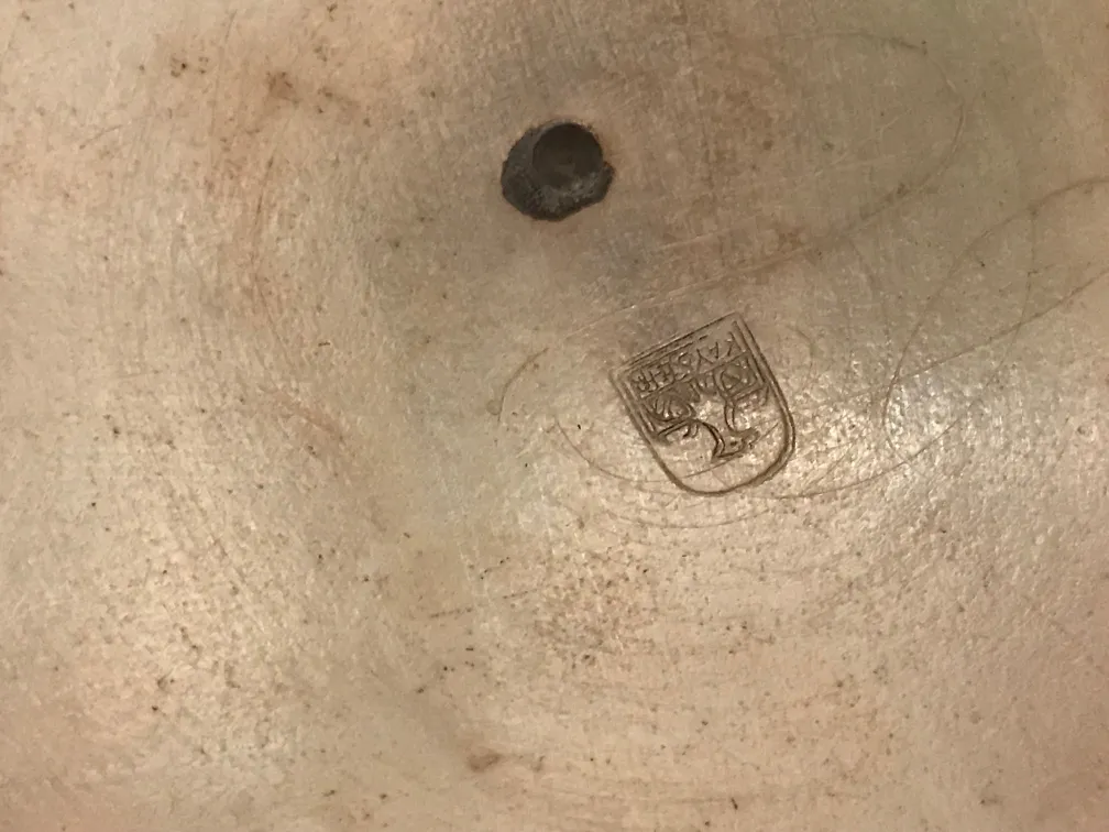 Basisansicht antiker Vasen mit art nouveau Stempel