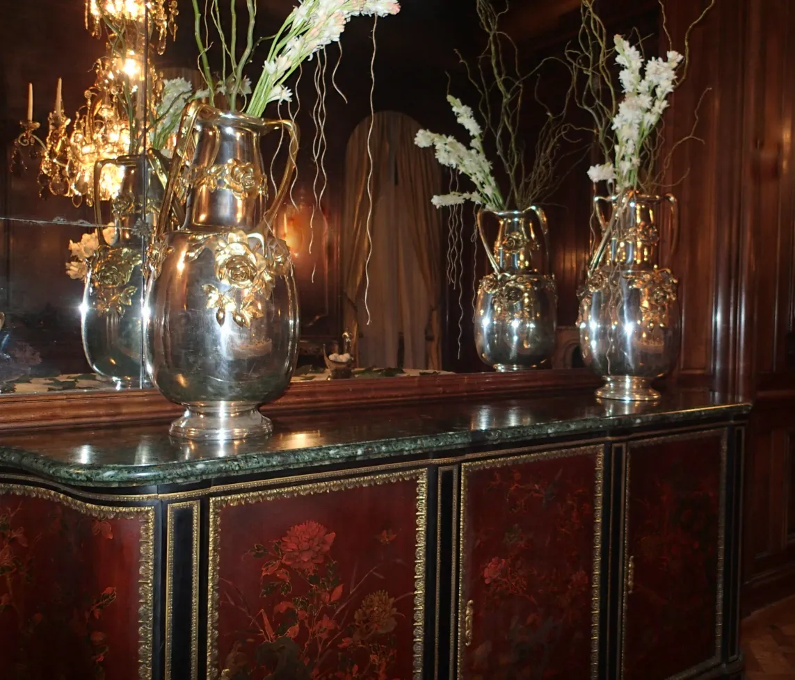 Set di 2 vasi antichi art nouveau con fiori decorativi in un ambiente elegante e accogliente.