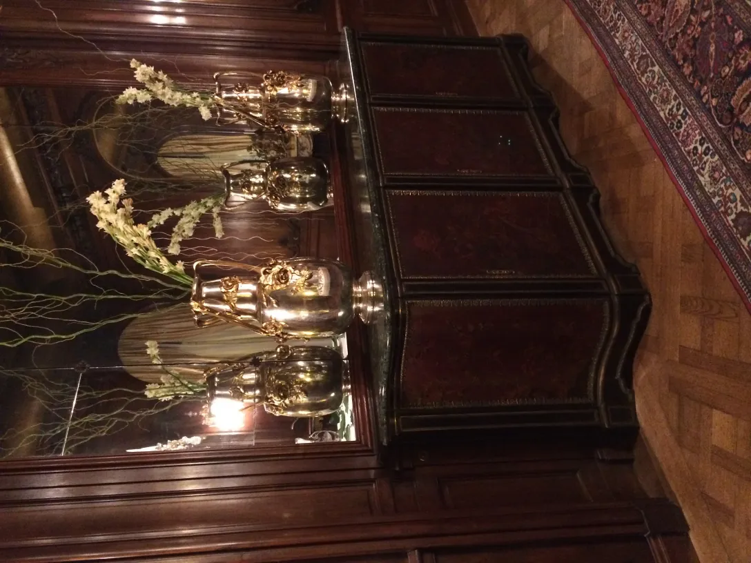 Set aus 2 antiken Blumenvasen im Art Nouveau-Stil, geschmückt mit Blumen in einer eleganten Umgebung.