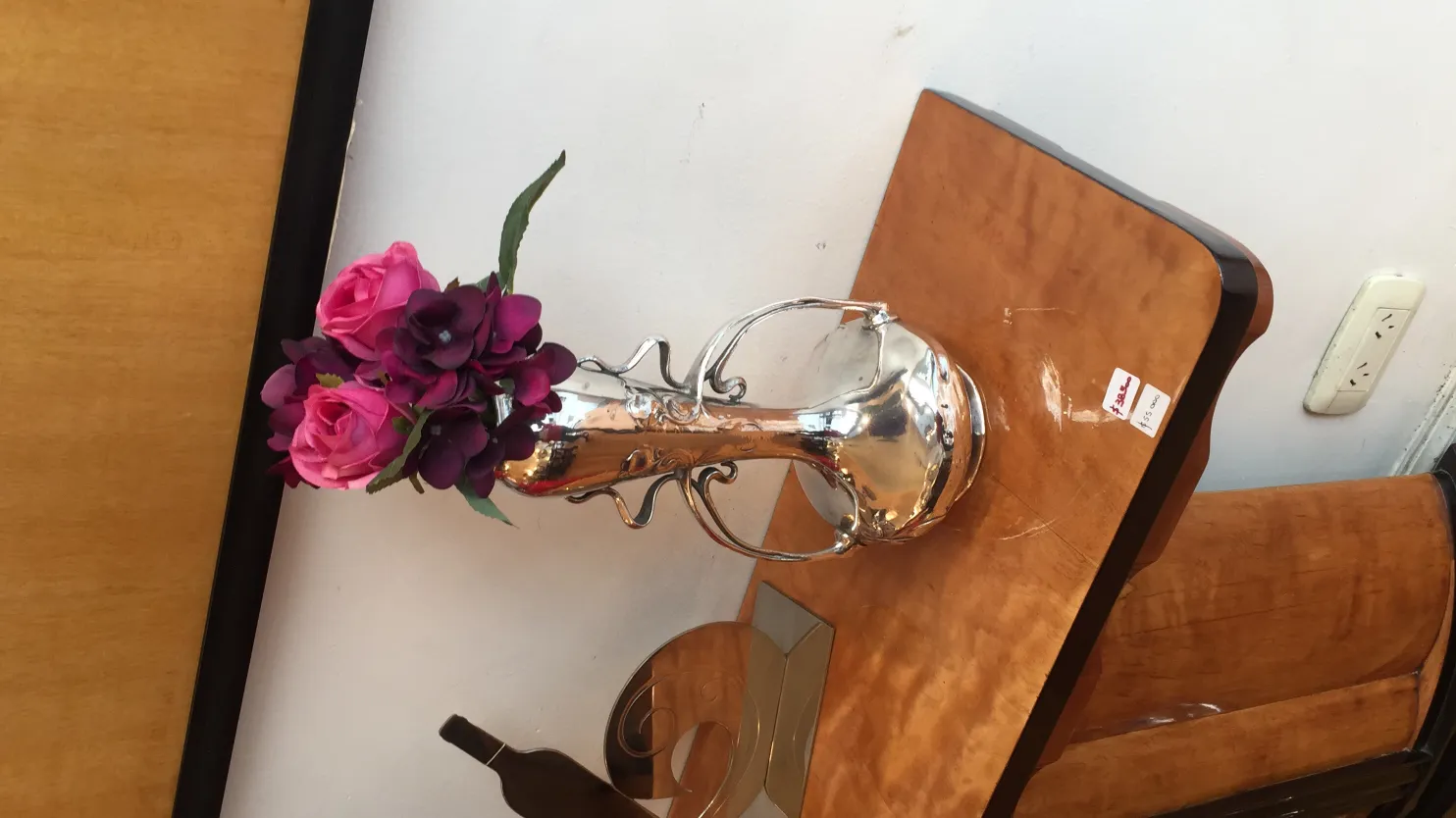 vasi antichi con rose in un ambiente classico