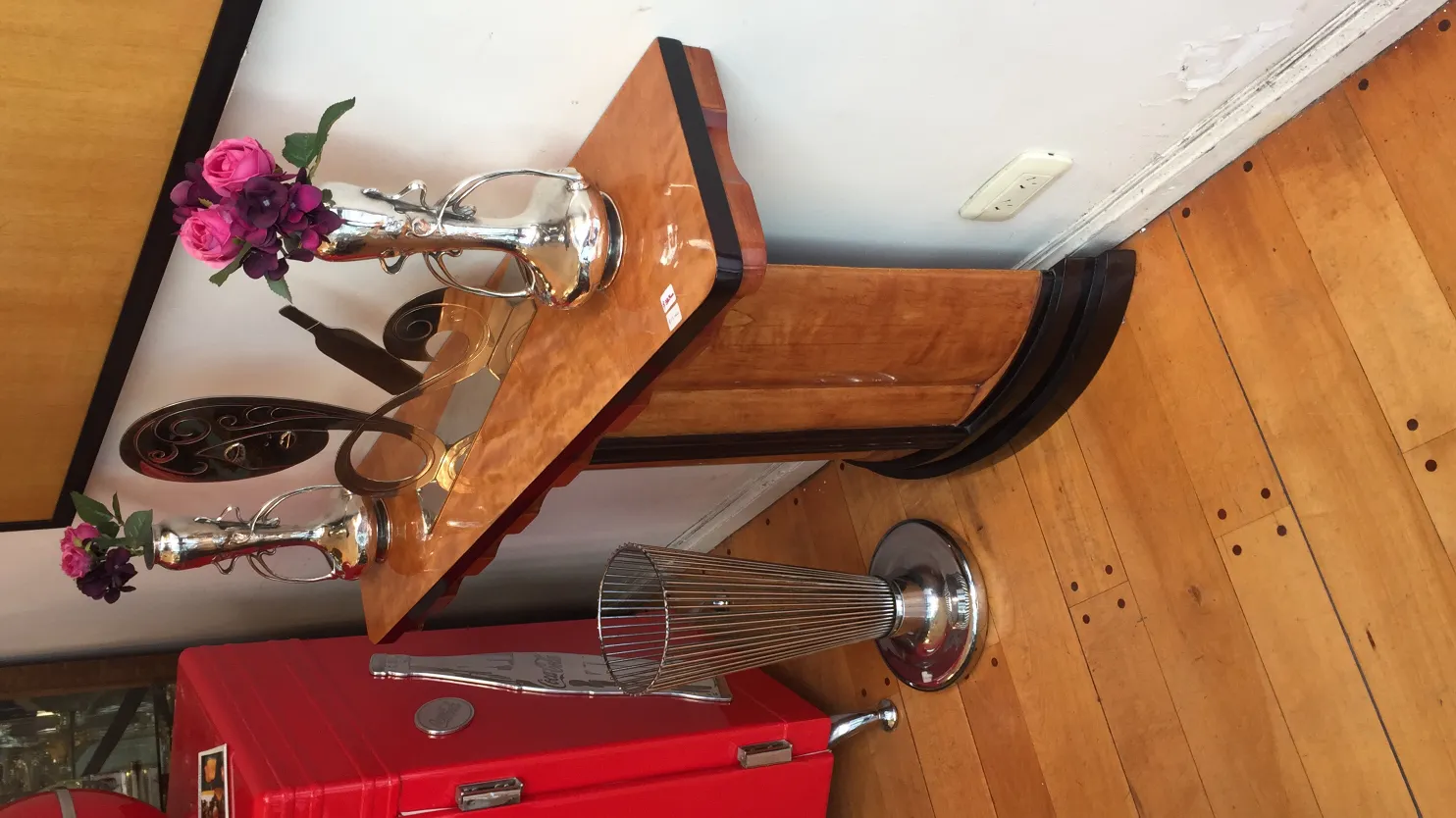 Deux vases anciens avec des fleurs décoratives colorées